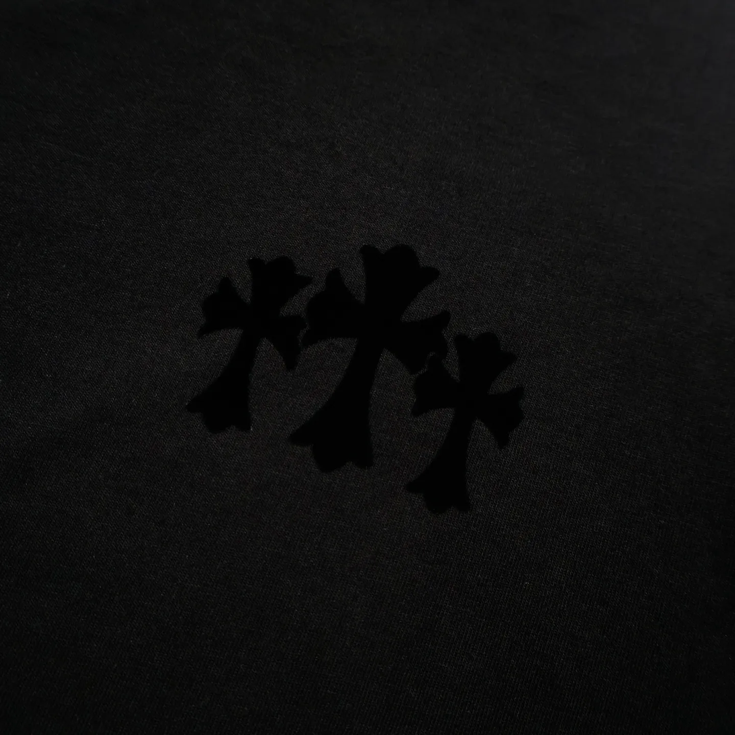 🅿️340 [Exclusive supply] CH Crow heart flocked cross long-sleeved T-shirt (black) The original version was purchased and developed for 10949, a popular item in early autumn. The fabric is lightly brushed cotton 180g fabric. The upper body is super skin-friendly and soft. Original cowhide main label wash mark. Silver thread anti-counterfeiting laser. Purchased the original version and developed it 1:1 restoration. The flocking print is consistent with the original version. They are all black and cyan (green light), not the ordinary black fake version on the market. The collar threads are also dyed in the same vat. Size:S-M-L-XL